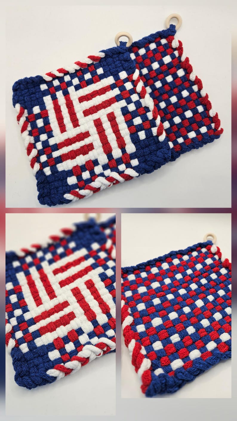 Puede incluir: Salvamanteles tejidos en rojo, blanco y azul. Los salvamanteles tienen un dise&ntilde;o tejido con un borde azul y un anillo de madera para colgar. El dise&ntilde;o recuerda a una bandera.