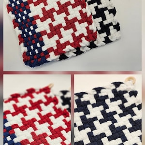 Puede incluir: Manoplas tejidas en patrones rojos, blancos y azules, y en blanco y negro. Cada manopla tiene un anillo de madera para colgar. Las manoplas est&aacute;n hechas de un material grueso y texturizado.