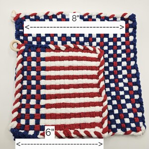 Puede incluir: Dos agarraderas tejidas, una cuadrada de 20 cm y otra de 15 cm, en rojo, blanco y azul. La agarradera m&aacute;s grande tiene un patr&oacute;n de tablero de ajedrez azul y blanco en los bordes y un centro a rayas rojas y blancas. La m&aacute;s peque&ntilde;a tiene un patr&oacute;n a rayas rojas y blancas.