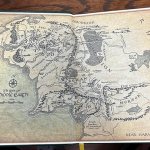 Puede incluir: Un mapa detallado de la Tierra Media, un mundo ficticio de las novelas de fantas&iacute;a de J.R.R. Tolkien, El Hobbit y El Se&ntilde;or de los Anillos. El mapa muestra las regiones de Rohan, Gondor, Mordor, y m&aacute;s.