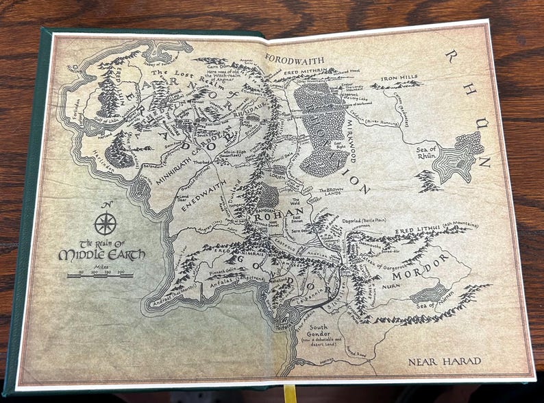 Puede incluir: Un mapa detallado de la Tierra Media, un mundo ficticio de las novelas de fantas&iacute;a de J.R.R. Tolkien, El Hobbit y El Se&ntilde;or de los Anillos. El mapa muestra las regiones de Rohan, Gondor, Mordor, y m&aacute;s.