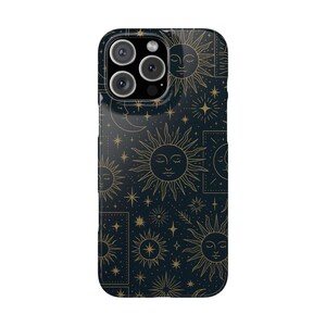 Könnte beinhalten: Schwarze Handyhülle mit einem goldenen Himmelsdesign mit Sonnen, Monden und Sternen. Die Hülle hat eine glänzende Oberfläche und einen Kameraausschnitt oben. Das Design ist ein sich wiederholendes Muster von Himmelskörpern.