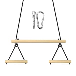 Op de afbeelding: Een houten trapeze met twee kleinere houten handgrepen opgehangen aan zwarte touwen. De set bevat een metalen oogbout en een metalen karabijnhaak voor montage. Het natuurlijke lichtgekleurde hout heeft een gladde, cilindrische afwerking.