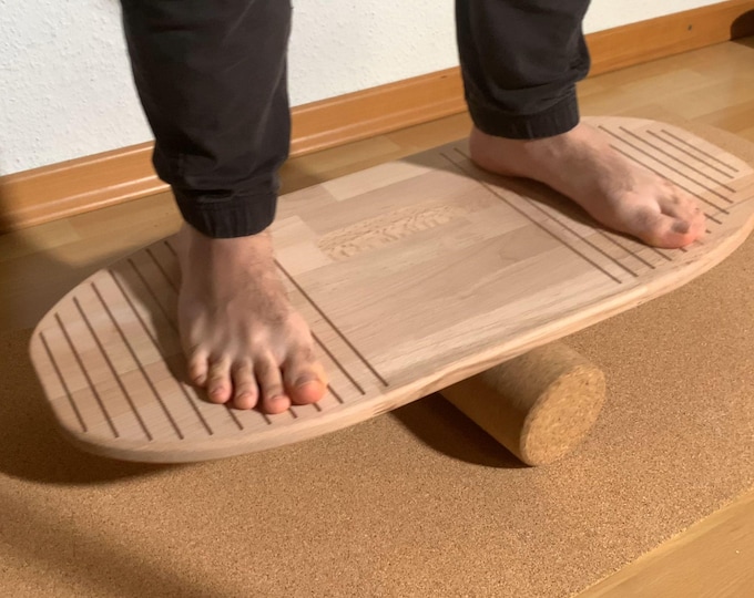 Balance board made of beech wood | Includes cork roller and cork balance board mat | Non-slip grip thanks to lines
