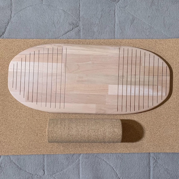 Balance board made of beech wood | Includes cork roller and cork balance board mat | Non-slip grip thanks to lines