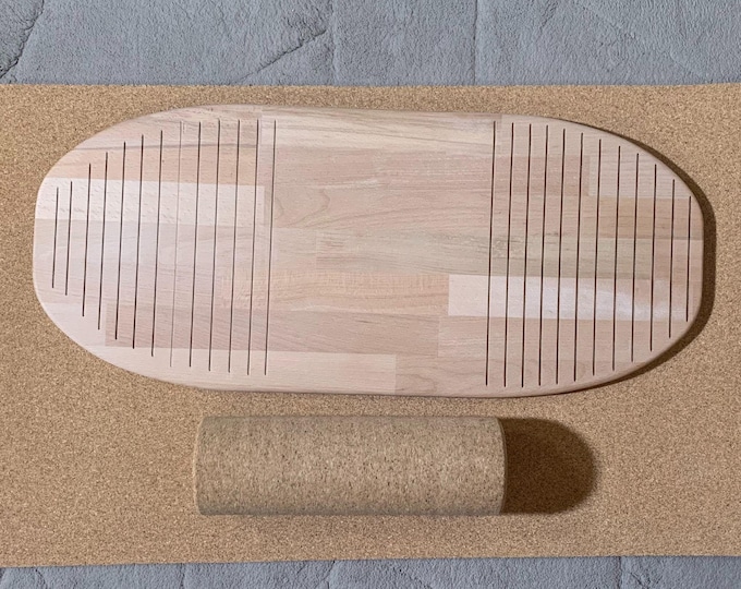Balance board made of beech wood | Includes cork roller and cork balance board mat | Non-slip grip thanks to lines