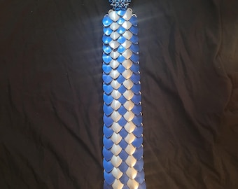 Corbata de escamas de dragón azul y plateada