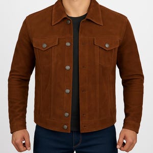 Könnte beinhalten: Eine braune Wildlederjacke mit Knopfleiste und klassischem Jeansjacken-Stil.