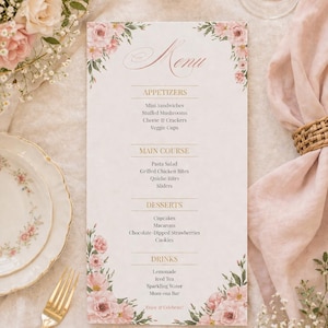 Könnte beinhalten: Eine Menükarte für eine Hochzeit mit floralen Akzenten, die eine Liste von Gerichten und Getränken enthält. Das Menü ist mit rosa Rosen und Grün geschmückt. Die Karte liegt auf einem Tisch mit einer Kerze, einem Glas und Blumengestecken.