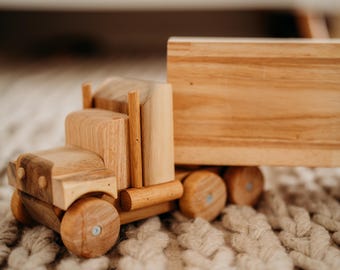 Camión de carga de madera hecho a mano: juguete de estilo vintage