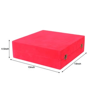 Puede incluir: Una caja roja de terciopelo, de 33 cm de largo, 33 cm de ancho y 11,4 cm de alto, con cierres color lat&oacute;n. La caja rectangular tiene una tapa con bisagras. Adecuada para guardar joyas u otros objetos peque&ntilde;os.