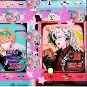 Peut inclure: Deux impressions rectangulaires représentant des personnages de style anime encadrés par des designs de consoles d'arcade. L'impression de gauche montre un personnage aux cheveux orange tenant un appareil photo, celle de droite un lecteur de cassette.