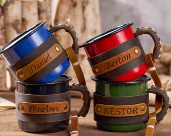Taza de esmalte personalizada forrada en cuero, taza de camping con asa, taza de esmalte retro para él, taza de camping, taza para exteriores, regalo para padrinos de boda, regalo para él