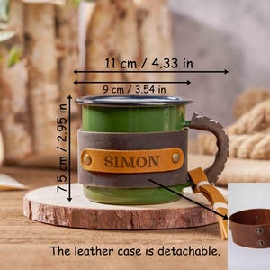Puede incluir: Taza de esmalte verde con funda de cuero marr&oacute;n, personalizada con el nombre "SIMON". La taza mide 11 cm de ancho y 7,5 cm de alto. La funda de cuero es desmontable.