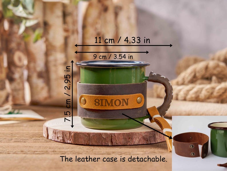 Puede incluir: Taza de esmalte verde con funda de cuero marr&oacute;n, personalizada con el nombre "SIMON". La taza mide 11 cm de ancho y 7,5 cm de alto. La funda de cuero es desmontable.