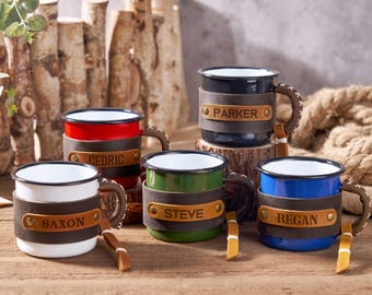 Gepersonaliseerde emaille kampmok met leren hoes, geëmailleerde mok met naam, wandelpaar mok cadeau, kerstkoffiemok, outdoor campingcadeaus