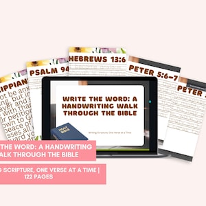 Può includere: Un computer portatile che mostra un quaderno digitale intitolato "Scrivi la Parola: Una passeggiata di scrittura a mano attraverso la Bibbia". Il quaderno è progettato per aiutare gli utenti a scrivere le Scritture, un versetto alla volta. Il laptop è circondato da pagine stampate con versetti biblici, tra cui Filippesi, Salmo 94, Ebrei 13:6 e 1 Pietro 5:6-7.