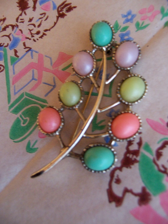 brooch / lovely multi colored sarah coventry brooc