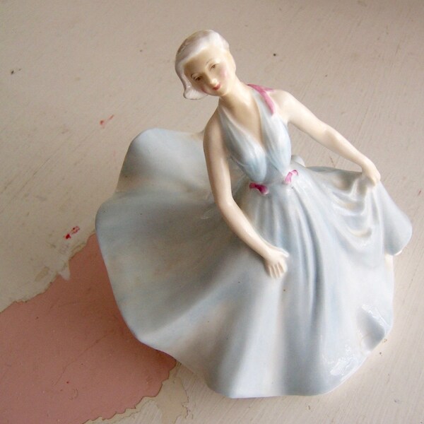 figurine / royal dolton pirouette figurine