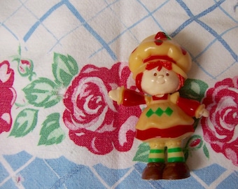 figurine / strawberry shortcake plastic figurine