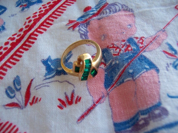 ring / emerald green stones ring - image 1