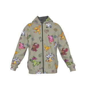 Puede incluir: Una sudadera con capucha beige con cremallera y un patrón repetido de personajes de dibujos animados y símbolos coloridos. Los personajes están en varias poses y colores, incluyendo amarillo, rosa y verde. La sudadera tiene un forro interior gris.