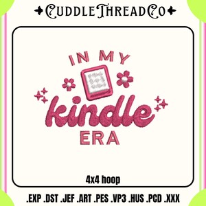 Może przedstawiać: Różowy haft z napisem "IN MY kindle ERA" i grafiką czytnika Kindle. Projekt zawiera kwiatowe i gwiazdkowe akcenty. Tekst "4x4 hoop" jest również dołączony.