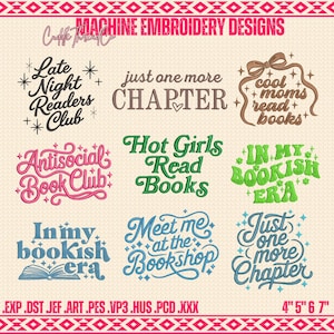 Könnte beinhalten: Eine Sammlung von Maschinenstickmustern mit Zitaten zum Thema Bücher. Designs beinhalten Sätze wie "Late Night Readers Club", "Just One More Chapter" und "Hot Girls Read Books". Die Designs sind 10,16 cm x 12,7 cm x 15,24 cm x 17,78 cm groß.