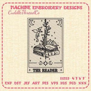 Puede incluir: Un diseño de bordado a máquina con una ilustración rectangular de carta de tarot titulada THE READER. El diseño muestra una espada atravesando dos libros apilados, un pequeño dragón, montañas, estrellas y lunas crecientes en hilo negro.