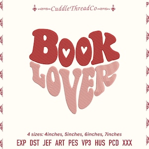 Op de afbeelding: Geborduurd ontwerp met de tekst "BOOK LOVER" in een hartvorm. Het woord "BOOK" is rood en "LOVER" is roze. Verkrijgbaar in de maten 10,16 cm, 12,7 cm, 15,24 cm en 17,78 cm.