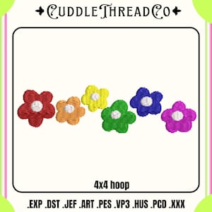 Op de afbeelding: Een borduurontwerp met zes kleurrijke bloemen op een rij. De bloemen zijn rood, oranje, geel, groen, blauw en paars, elk met een wit centrum. De tekst "Cuddle Thread Co" staat bovenaan en "4x4 hoop" onderaan.