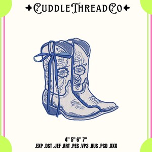 Op de afbeelding: Geborduurd ontwerp van een cowboylaars in wit en blauw. De laars heeft bloempatronen en een blauw lint. De tekst "Cuddle Thread Co" staat bovenaan. De laarsmaten zijn 10 cm, 13 cm, 15 cm en 18 cm.