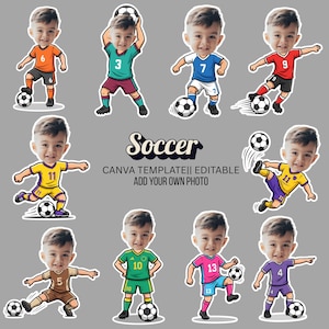 以下が含まれることがあります： 漫画スタイルのサッカー選手ステッカーのコレクション。各ステッカーには、サッカーボールを持ったサッカーユニフォームを着た少年が描かれています。ユニフォームはさまざまな色で、テキスト「Soccer, CANVA TEMPLATE|| EDITABLE, ADD YOUR OWN PHOTO」も表示されています。