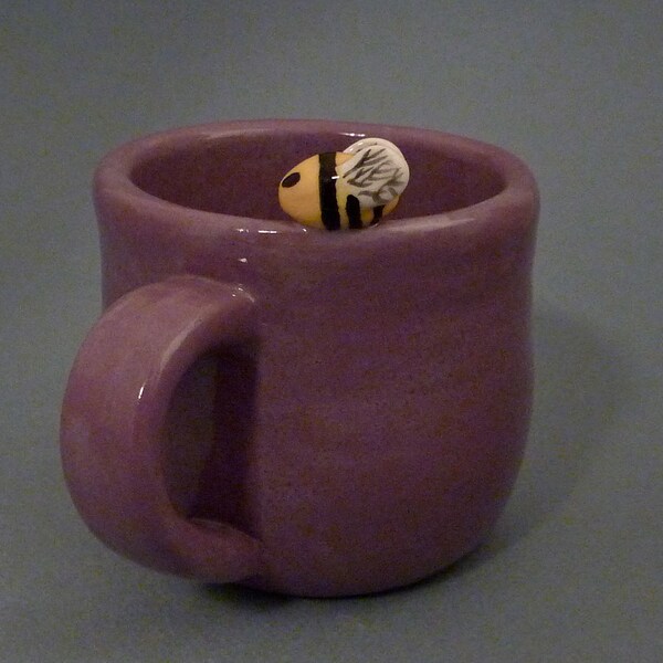 Purple mug with bee