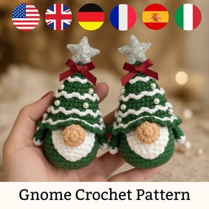 Puede incluir: Dos gnomos de árbol de Navidad de ganchillo verde y blanco hechos a mano con detalles de perlas y adornos de estrella plateada. Cada gnomo tiene una nariz beige y un lazo rojo. El texto "Gnome Crochet Pattern" está en la parte inferior.