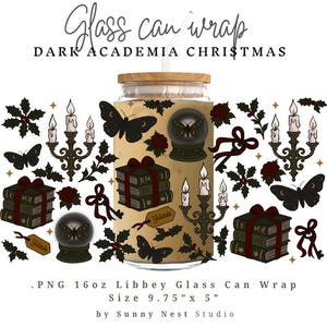 Könnte beinhalten: Eine Glas-Can-Wrap mit dem Thema Dark Academia Weihnachten. Das Design zeigt schwarze Schmetterlinge, gestapelte Bücher, Kerzen und eine Schneekugel. Der Text "Glass can wrap" und "DARK ACADEMIA CHRISTMAS" sind sichtbar.