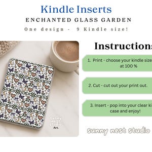 Puede incluir: Un inserto para Kindle con un dise&ntilde;o de "Enchanted Glass Garden", con mariposas, corazones, llaves y lunas. El inserto se muestra junto a una taza de caf&eacute; e instrucciones. El texto dice "Kindle Inserts".