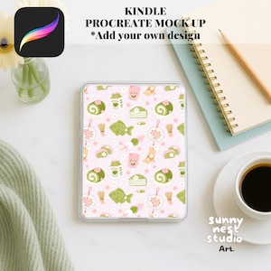Op de afbeelding: Een Kindle Procreate mockup met een doorzichtige hoes met een roze patroon met matcha-thema illustraties. Het ontwerp bevat matcha-rollen, visvormige cakes en theekopjes. De tekst "KINDLE PROCREATE MOCK UP *Add your own design" is zichtbaar.