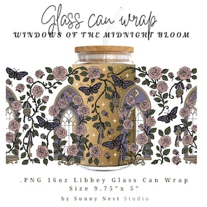 Puede incluir: Un envoltorio de lata de vidrio con un diseño floral y de mariposas. El envoltorio presenta un patrón repetido de ventanas arqueadas, rosas y mariposas en tonos de morado, rosa y dorado. Se muestra el texto "Glass can wrap" y "WINDOWS OF THE MIDNIGHT BLOOM".