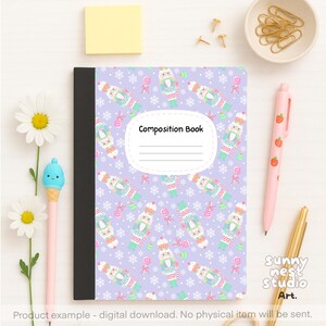 Pu&ograve; includere: Un quaderno con una copertina lavanda con un motivo di schiaccianoci, fiocchi di neve e bastoncini di zucchero. Il libro ha un'etichetta ovale bianca con la scritta "Composition Book". Sono visibili anche una penna rosa con accenti di fragola e una penna dorata.