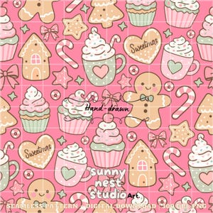 Puede incluir: Patrón sin costuras con ilustraciones dibujadas a mano de hombrecitos de jengibre, casas, cupcakes y tazas. El diseño incluye el texto "Sweetmas" en galletas, con elementos rosas, beige y verde menta sobre un fondo rosa cuadriculado.