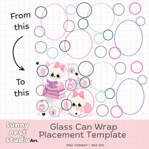 Op de afbeelding: Een sjabloon voor glas-can wraps met een rasterachtergrond, kleurrijke cirkels en twee cartoon-skeletten met roze strikken, boeken, kaarsen en spinnenwebben. De tekst luidt From this, To this en Sunny Nest Studio Art Glass Can Wrap Placement Template.