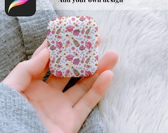 Könnte beinhalten: EarPod-Hülle mit einem Design zum Thema Abschluss. Die Hülle hat einen weißen Hintergrund mit rosa Abschlusskappen, Champagnerflaschen, Diplomen und floralen Akzenten. Der Text "2025" ist sichtbar. Der Text "EarPod PROCREATE MOCK UP *Add your own design" ist ebenfalls vorhanden.