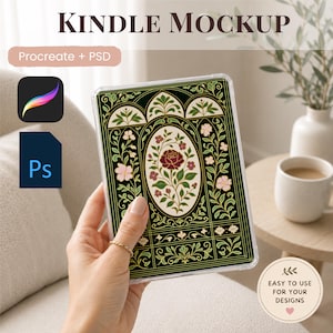 Könnte beinhalten: Eine digitale Kindle-Mockup-Datei mit einer dunkelgrünen E-Reader-Hülle, verziert mit einem floralen Muster, einer zentralen Rose und bogenförmigen Rändern. Das Bild enthält den Text KINDLE MOCKUP, Procreate + PSD und EASY TO USE FOR YOUR DESIGNS.