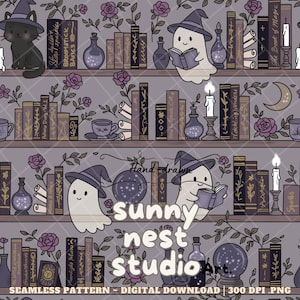 Puede incluir: Patrón digital sin costuras que presenta una estantería con libros, botellas de pociones, velas y fantasmas con sombreros de bruja. El texto "sunny nest studio" es visible, junto con "SEAMLESS PATTERN - DIGITAL DOWNLOAD". La paleta de colores incluye morado, gris y dorado.