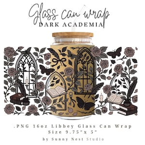 May include: A glass can wrap with a wooden lid and a straw. The wrap features a dark academia design with roses, butterflies, arched windows, books, and quills. The text "Glass can wrap DARK ACADEMIA" is at the top. The wrap is 24.77 cm x 12.7 cm.
