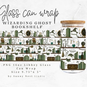 Könnte beinhalten: Ein Glas-Can-Wrap mit einem Design "Wizarding Ghost Bookshelf". Das Wrap zeigt ein sich wiederholendes Muster von Geistern mit Hexenhüten, Büchern, Eulen und Zaubertränken. Das Glas ist 16oz und misst ca. 24,77 cm x 12,7 cm.
