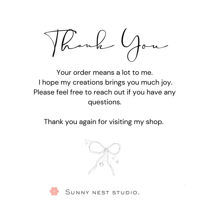 Pu&ograve; includere: Una carta bianca con le parole "Thank You" in elegante scrittura. La carta include un messaggio di gratitudine per l'ordine e un invito a contattare per domande. Sono presenti anche un'illustrazione di fiocco e il nome del negozio "SUNNY NEST STUDIO".