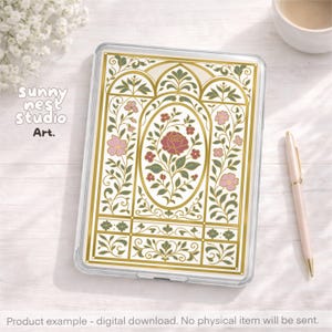 Puede incluir: Una funda transparente con un diseño floral que incluye una rosa central y flores rosas, hojas verdes y detalles dorados. El texto "sunny nest studio Art." es visible. Un bolígrafo y una taza están en el fondo.