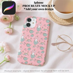 Op de afbeelding: Roze iPhone-hoesje met een patroon van witte konijnen in theekopjes en theepotten. De tekst "Iphone PROCREATE MOCK UP *Add your own design" is zichtbaar. De afbeelding bevat bloemen, een kopje thee en een bril.